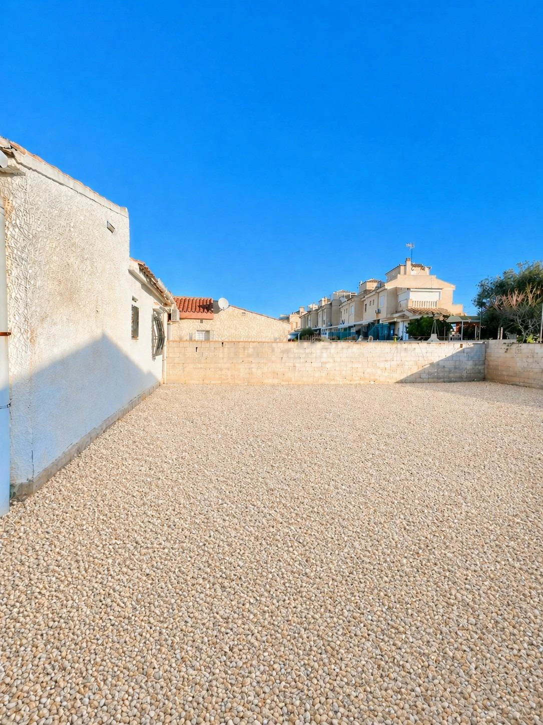 Opportunité de rénovation à Aguas Nuevas, terrain de près de 600 m2
