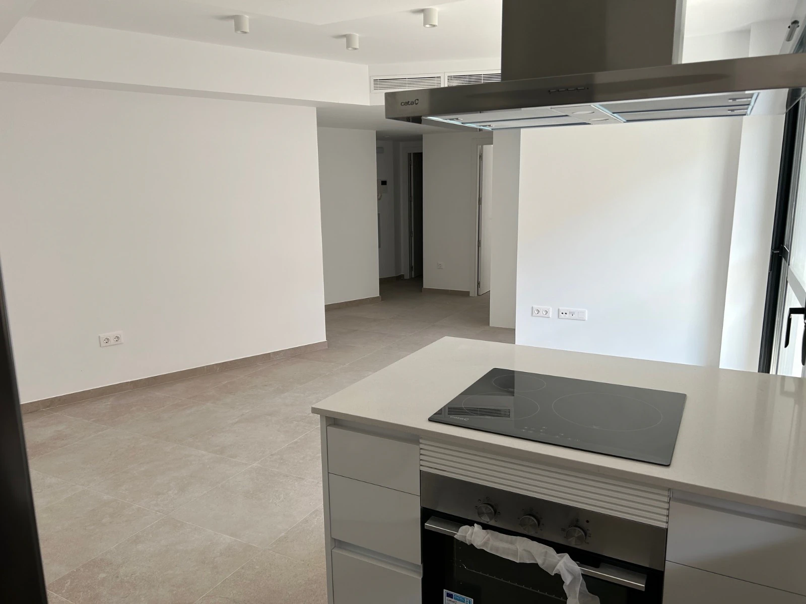 Nowe, nowoczesne mieszkanie z 2 sypialniami i basenem w Alicante.