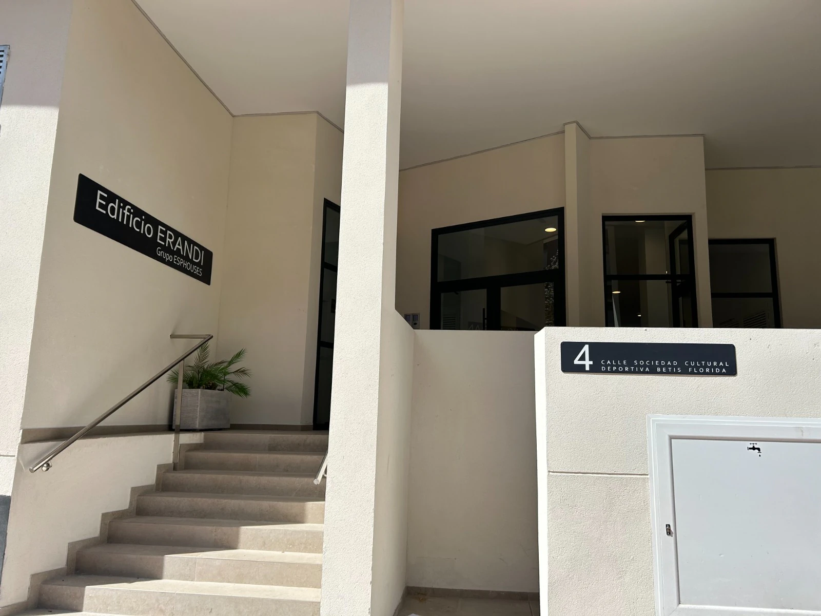 Nowe, nowoczesne mieszkanie z 2 sypialniami i basenem w Alicante.