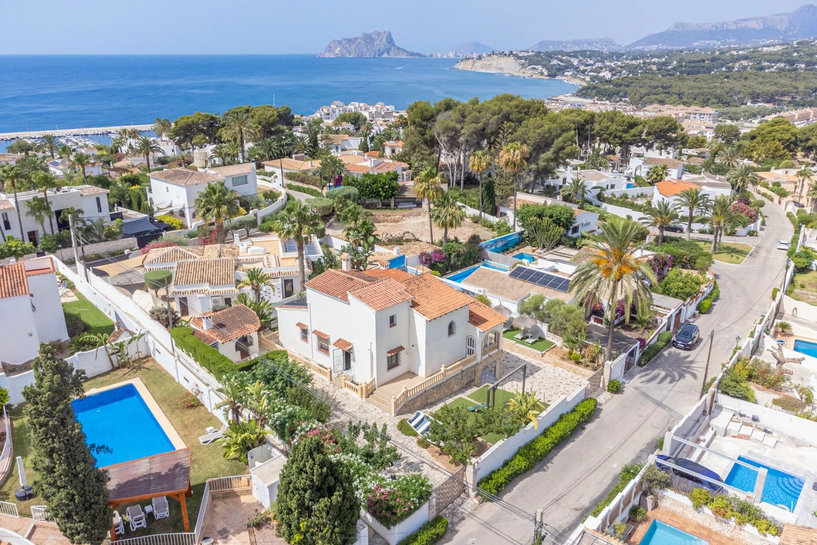 Spacious villa with 7 bedrooms, a step away from the center of Moraira.