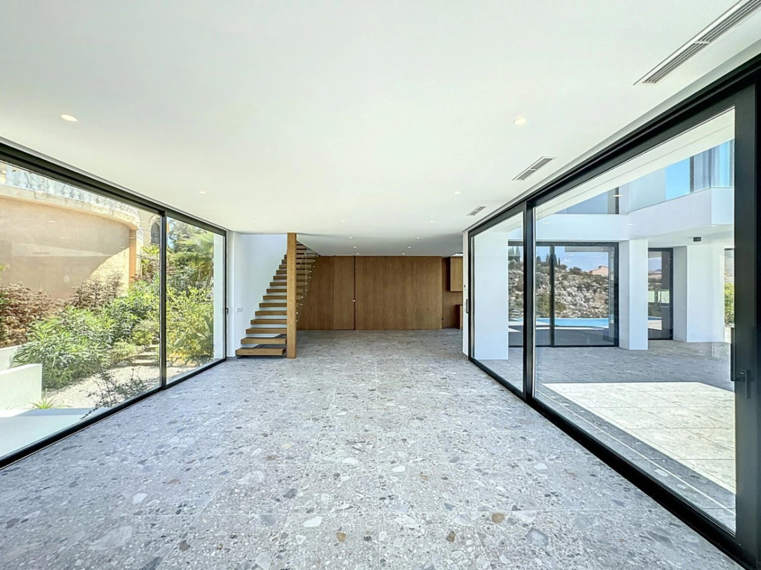 Moderne Villa in Cumbre del Sol mit Meerblick, neu zu beziehen