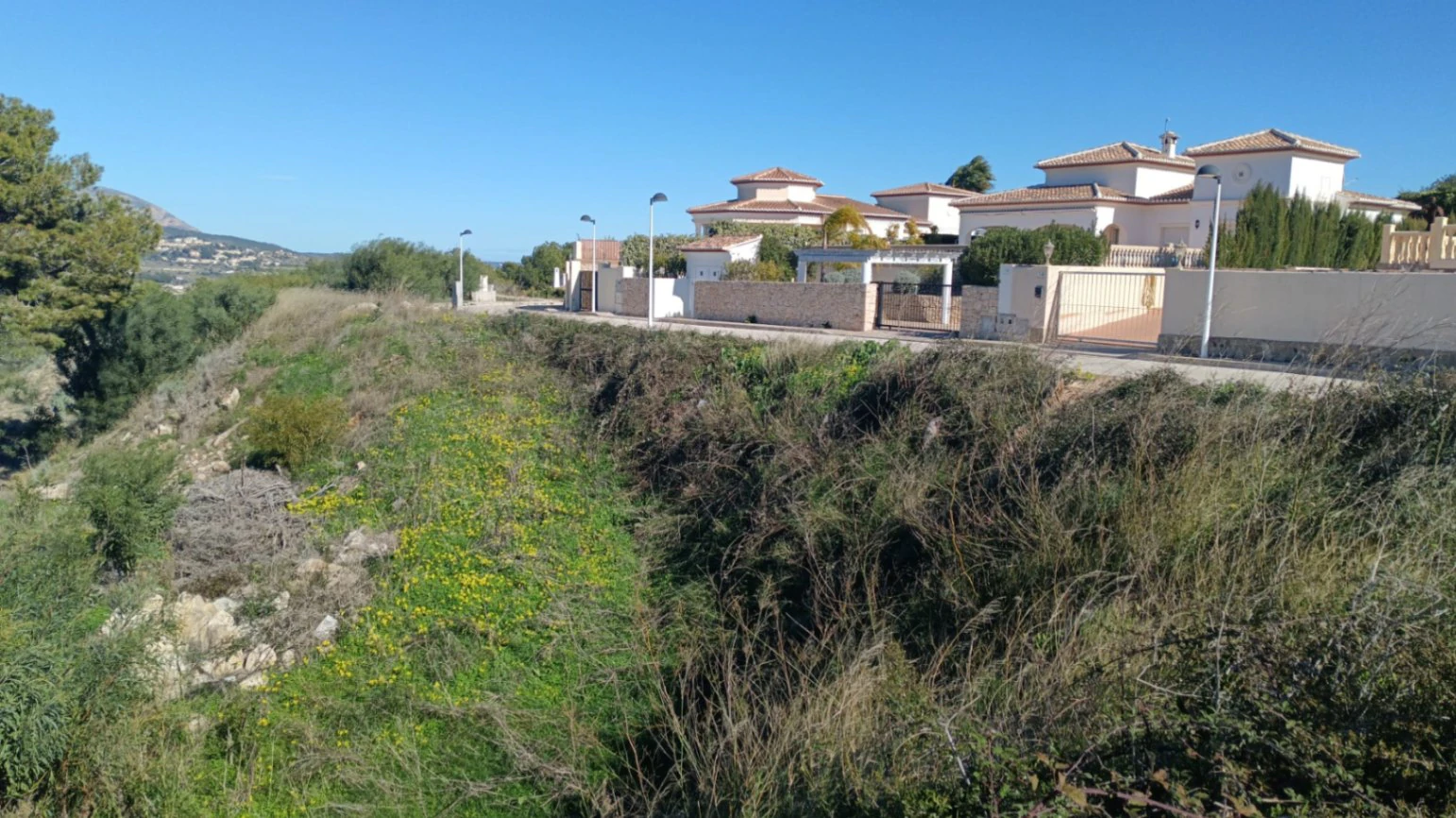 Espectacular Parcela Urbana con Vistas Panorámicas y Gran Terreno Adyacente