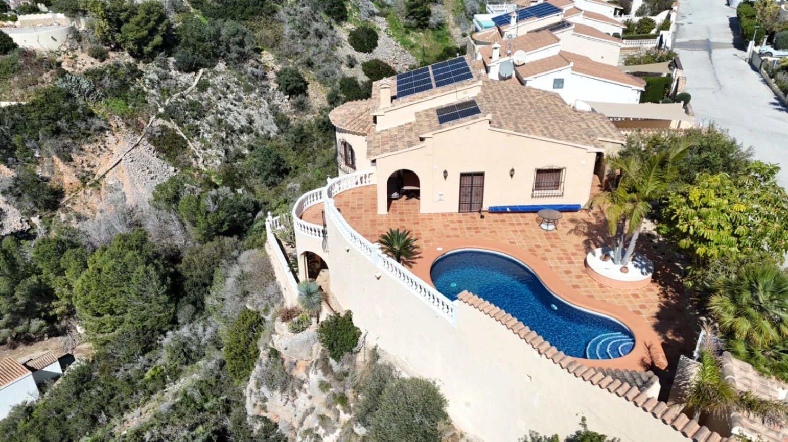 Cumbre del Sol villa with spectacular views of the sea and cliffs.