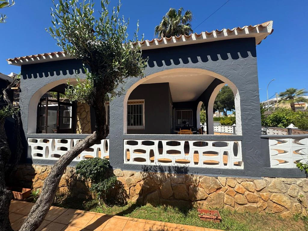 Independent chalet with large plot and private pool in Las Marinas - Dénia