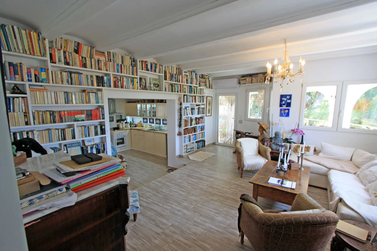 VILLA WITH OPEN VIEWS IN DÉNIA