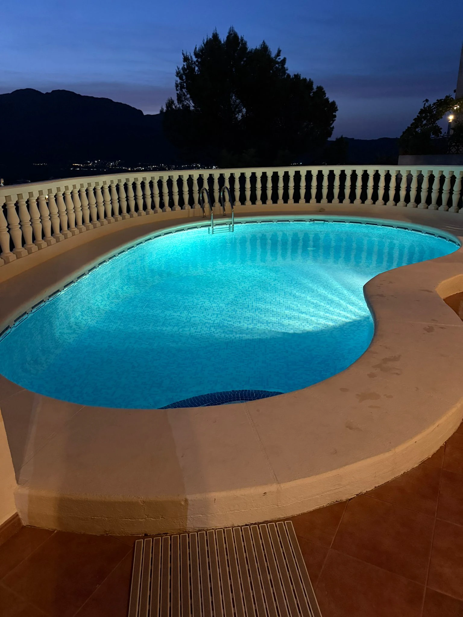 Beeindruckende Villa mit 3 Schlafzimmern zu verkaufen, mit Blick auf das Tal und einer separaten Gästewohnung.