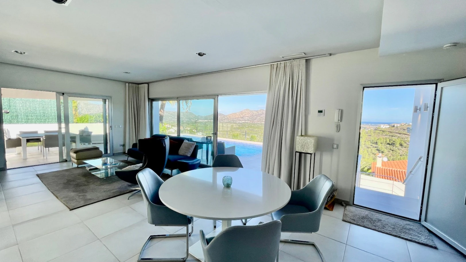 Villa zu verkaufen in Orba: Minimalistischer Luxus mit fantastischer Aussicht