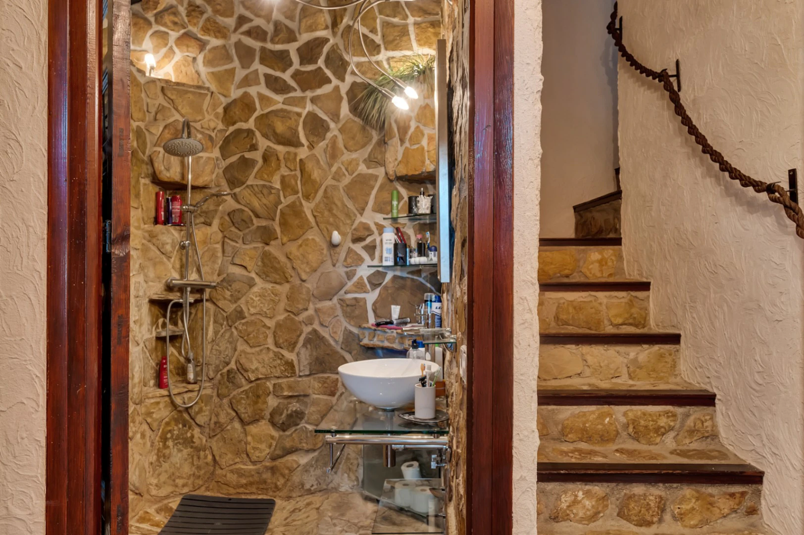 Villa avec appartement d'invités, entièrement rénovée et proche du centre historique de Jávea.