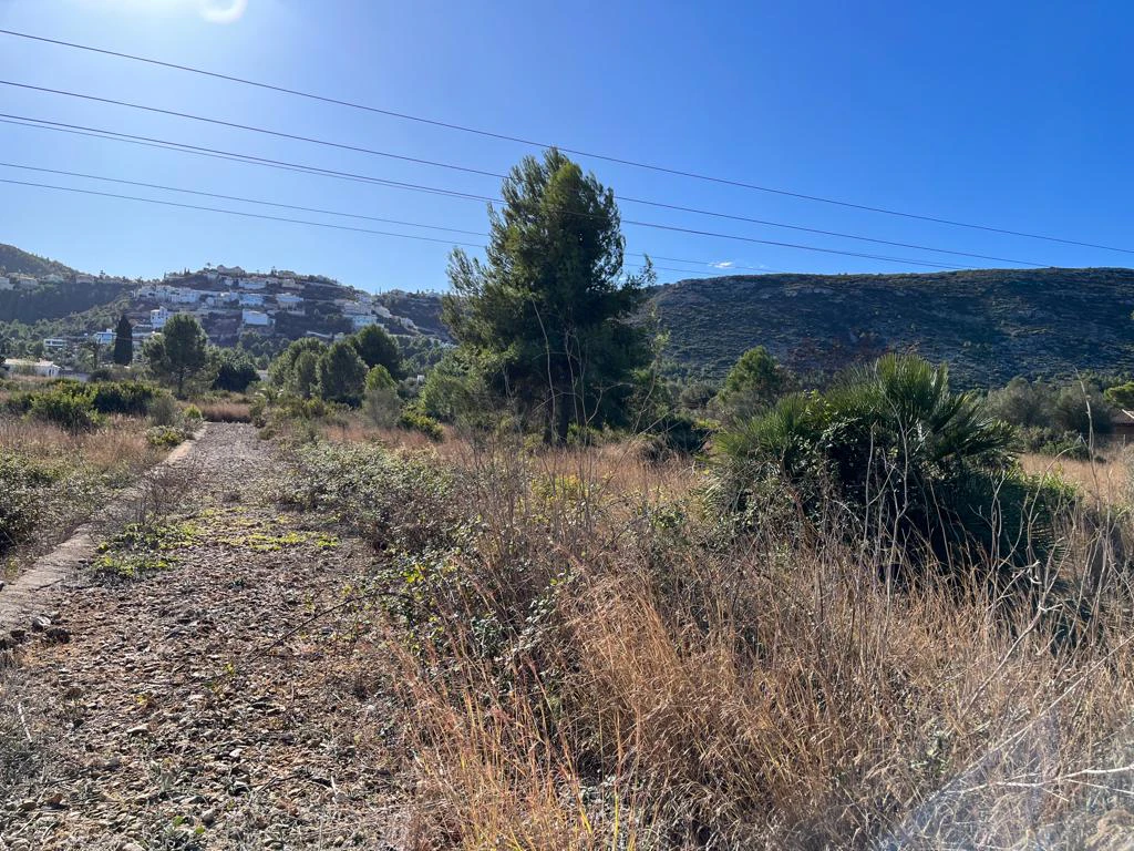 Finca en un terreno rústico en venta en Denia