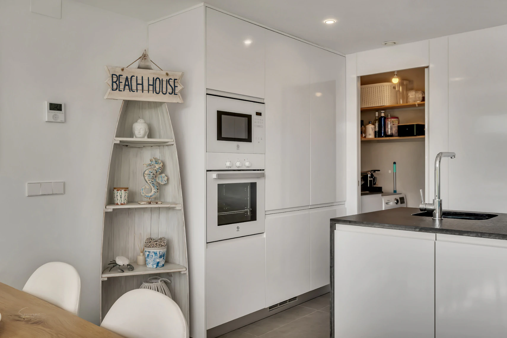 Modern 3-bedroom apartment with a large terrace.