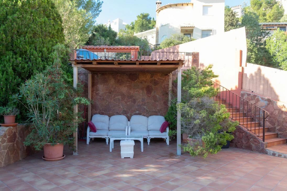 Cumbre del Sol: a Mediterranean-style villa with a swimming pool and sea views