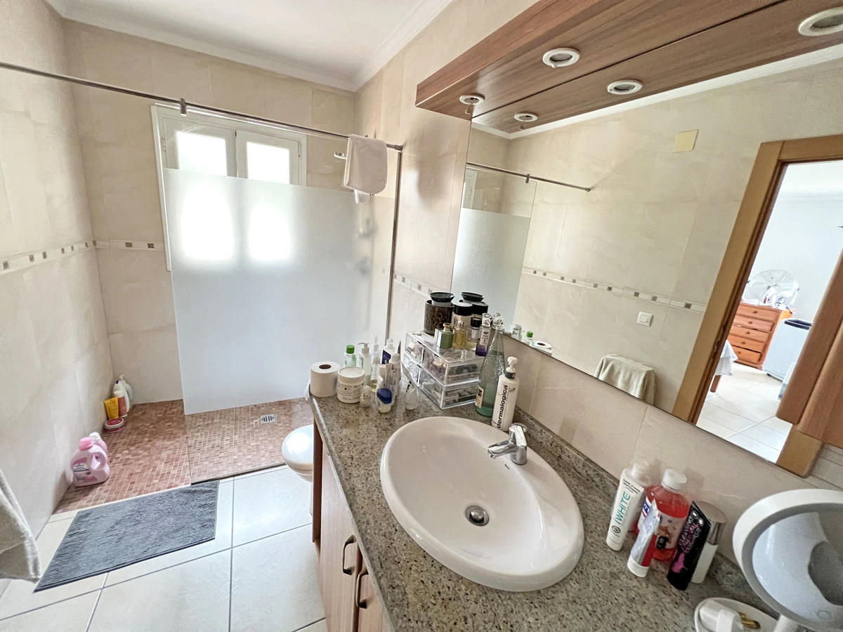Villa in de buurt van het strand met uitzicht op zee in Javea