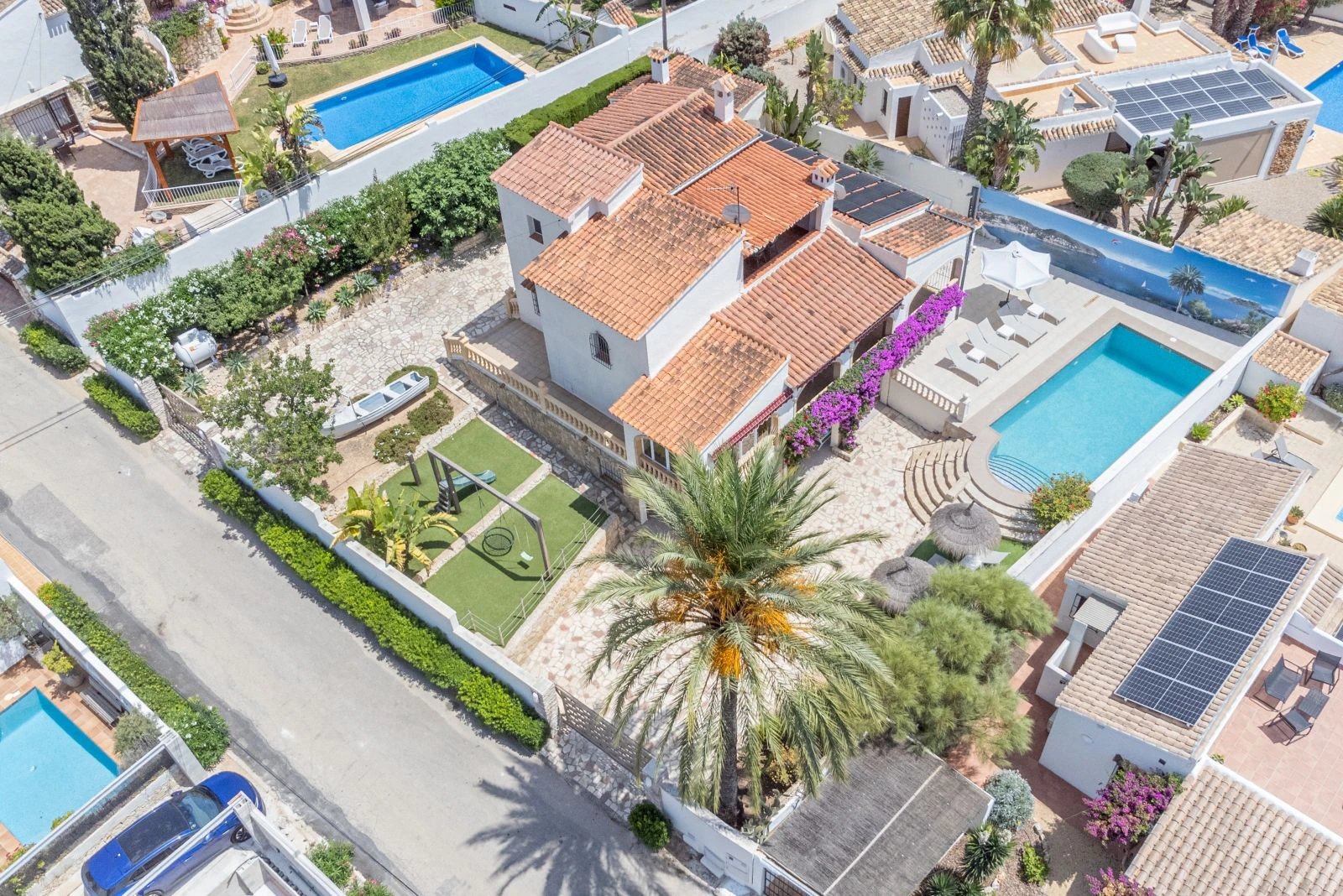 Spacious villa with 7 bedrooms, a step away from the center of Moraira.