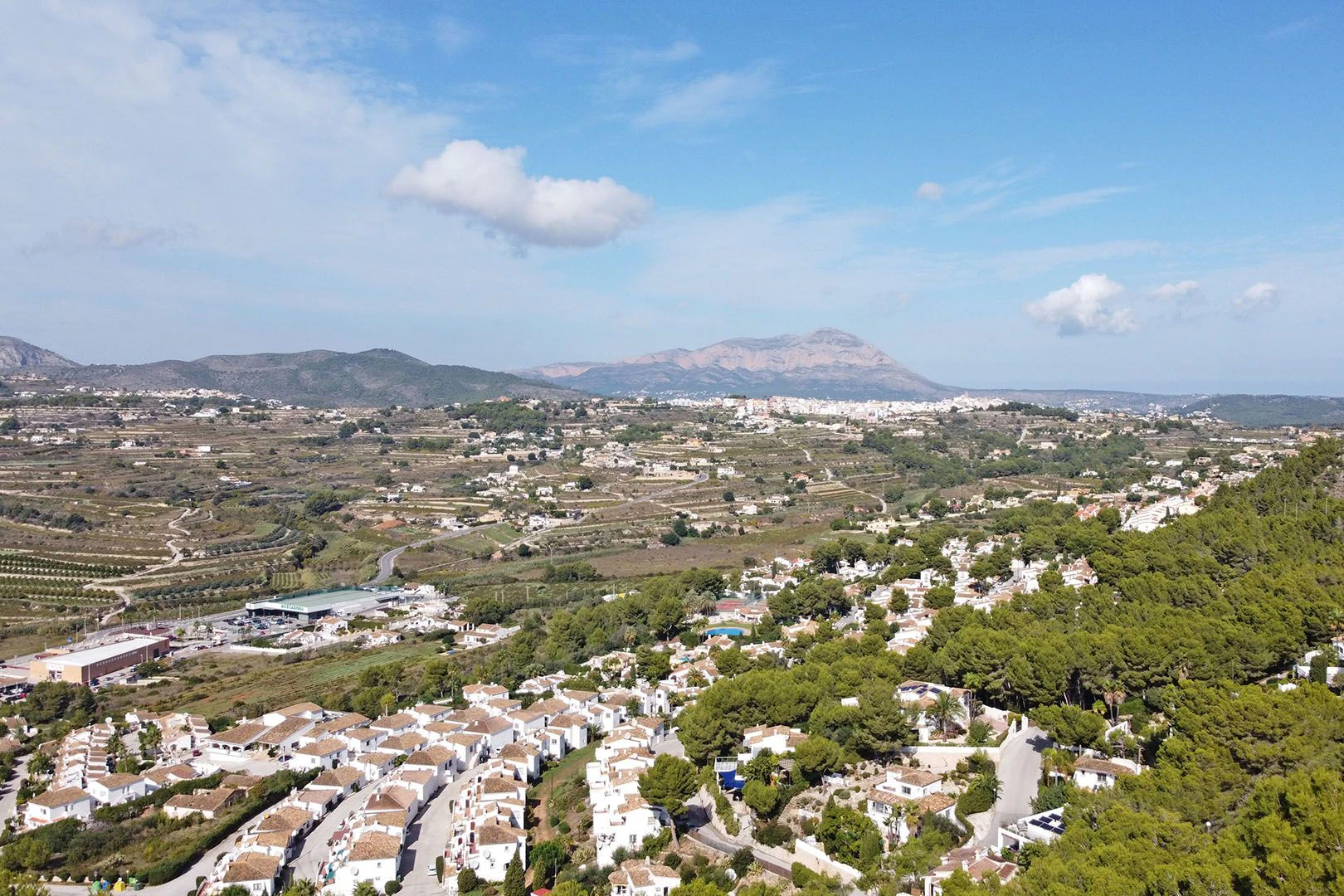 Parcela doble con vistas panorámicas en venta en Moraira