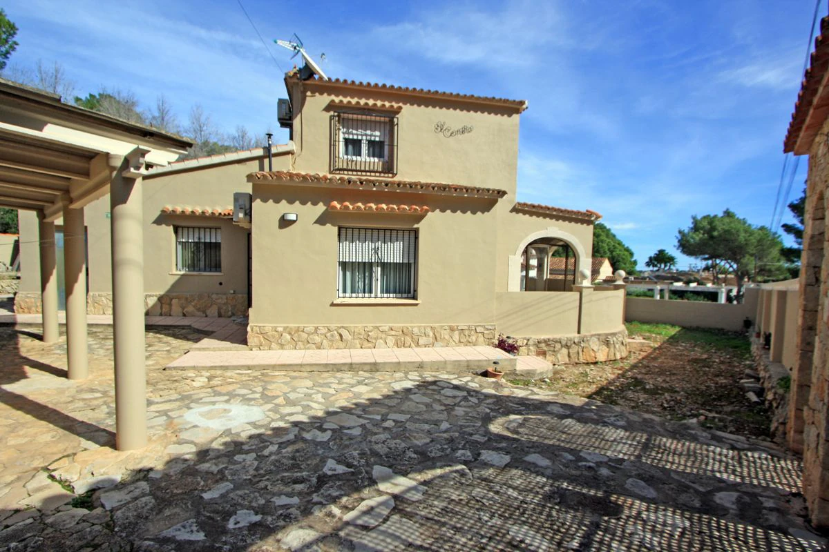 VILLA WITH MOUNTAIN VIEWS IN DÉNIA