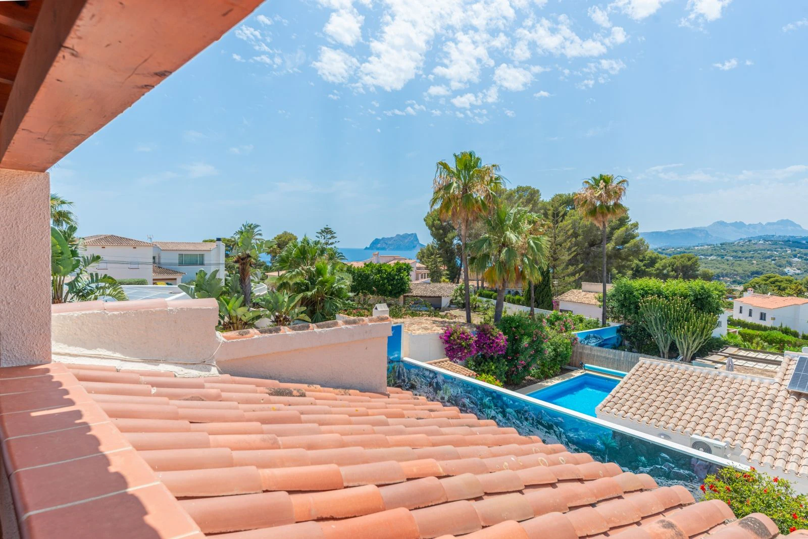 Spacious villa with 7 bedrooms, a step away from the center of Moraira.