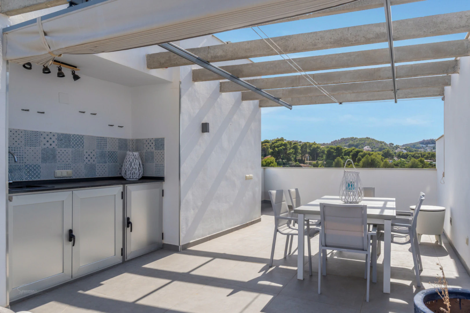 Modern 3-bedroom apartment with a large terrace.