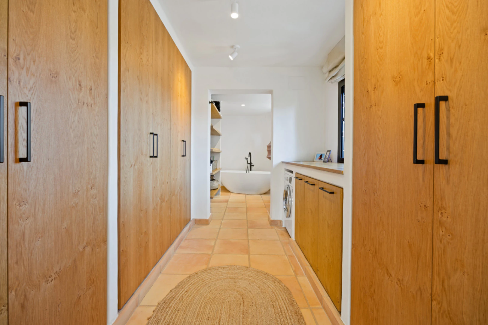 Renovated villa in the Montgo area with a separate guest house.