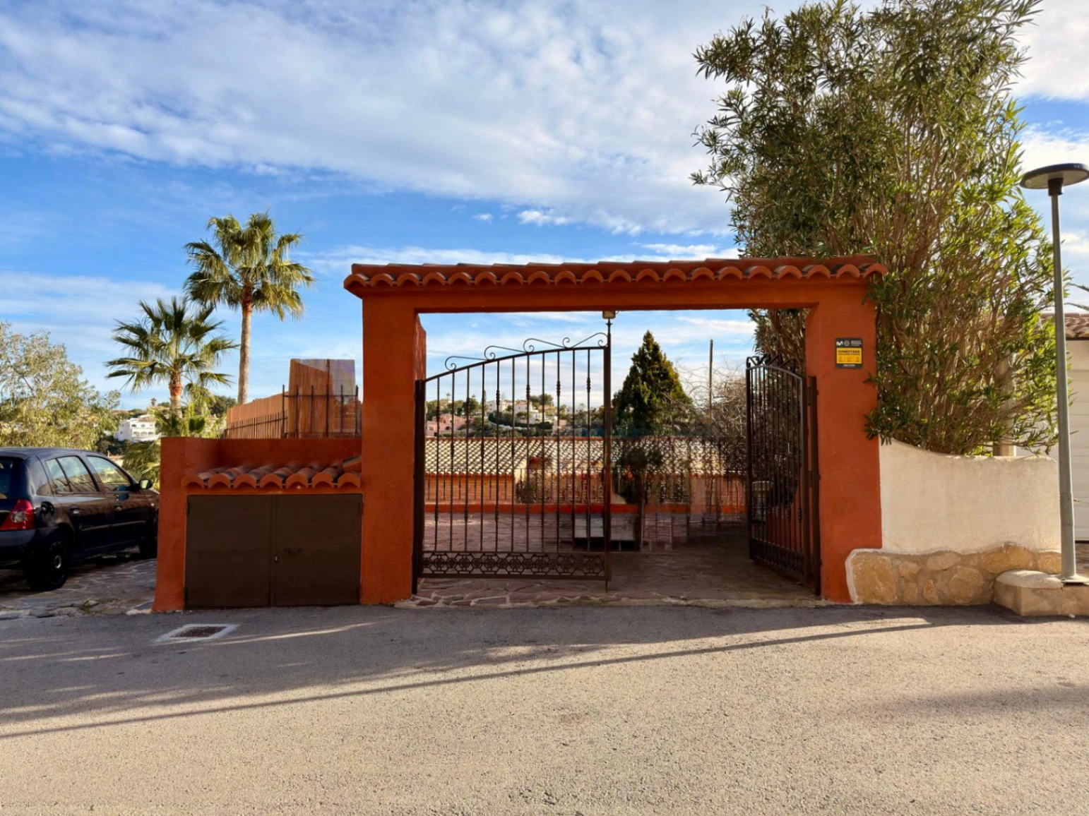 Cumbre del Sol: a Mediterranean-style villa with a swimming pool and sea views