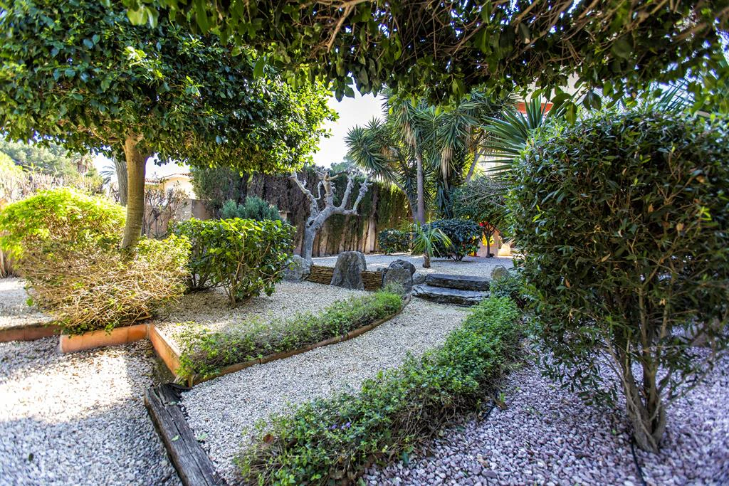 Villa with 2950 m² plot just 700 m from Marineta Cassiana, Dénia