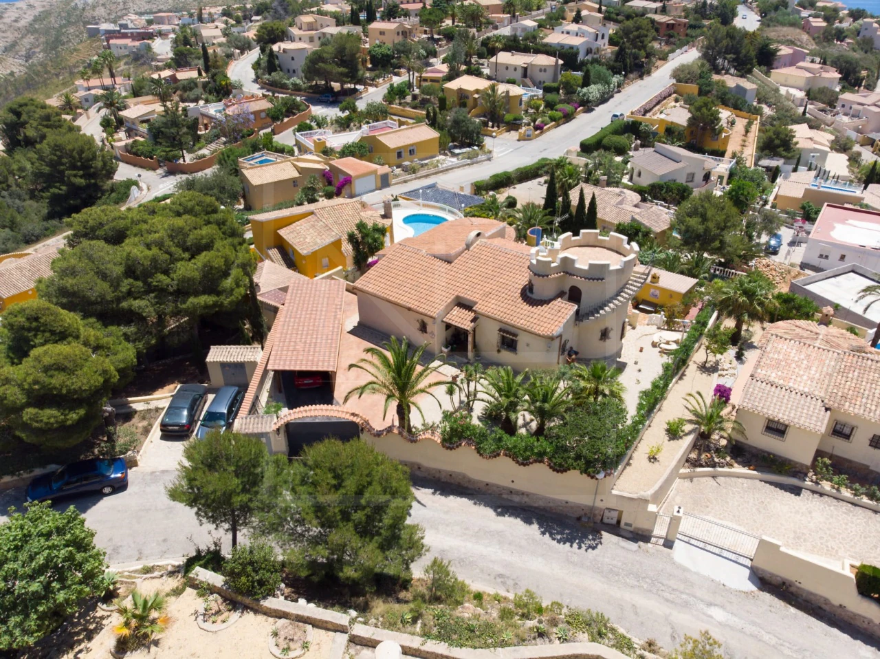 5 bedroom, 3 bathroom villa For Sale in Benitachell