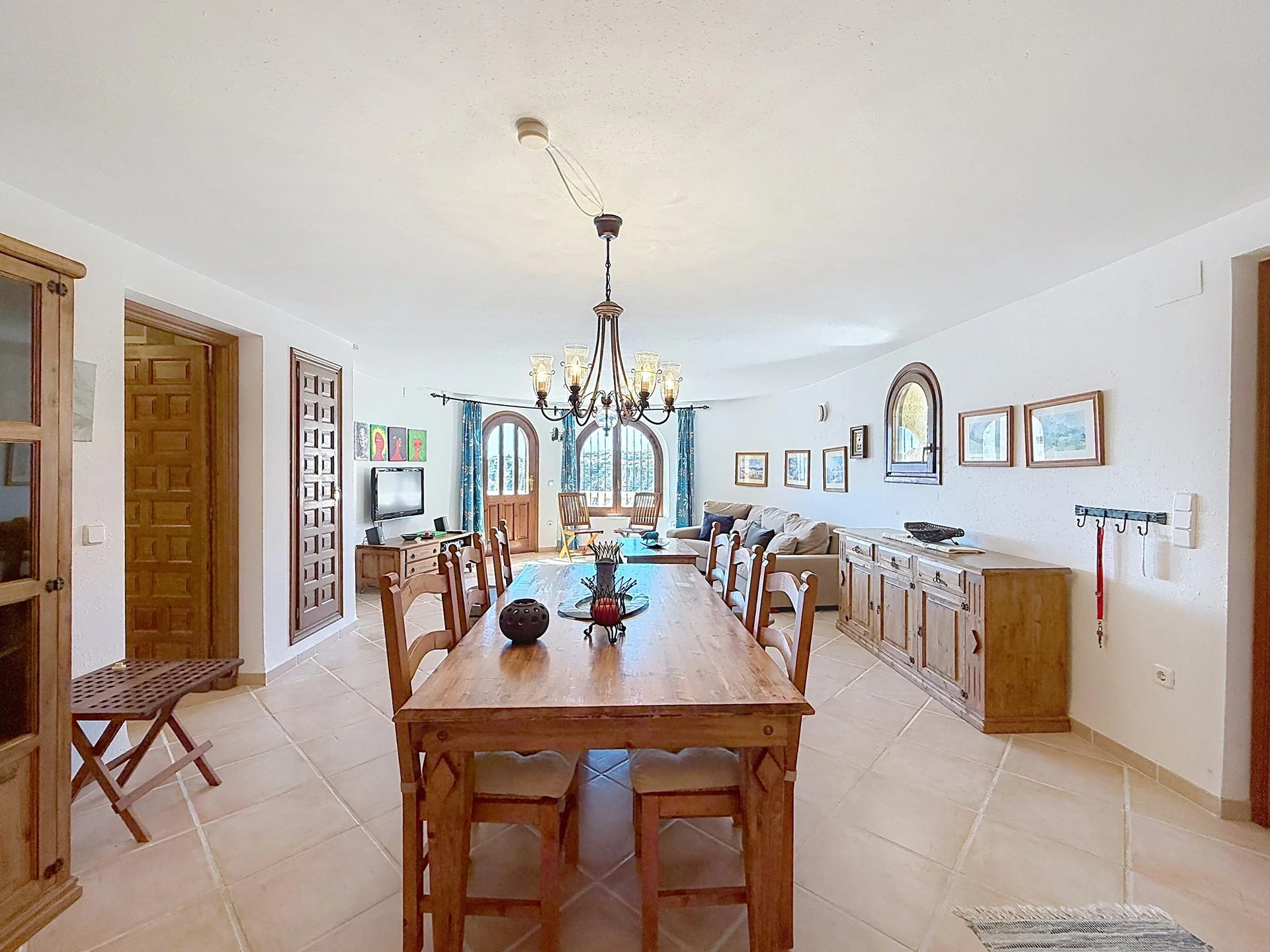 Cumbre del Sol villa with spectacular views of the sea and cliffs.