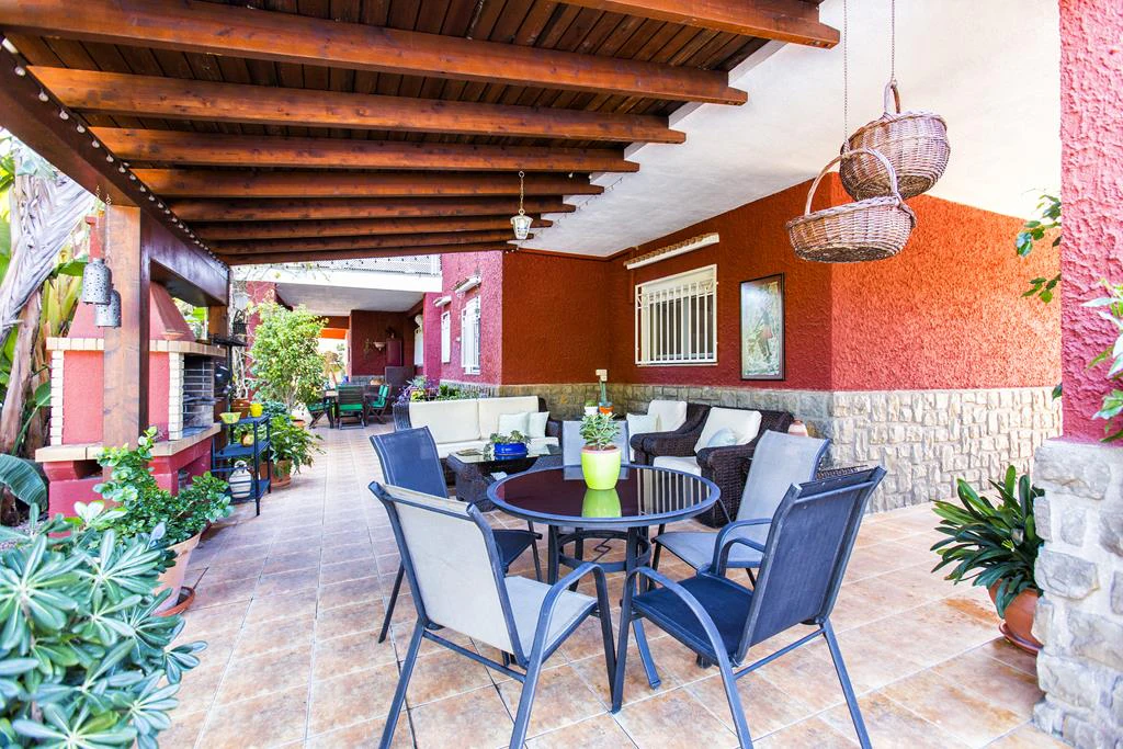 Villa with 2950 m² plot just 700 m from Marineta Cassiana, Dénia