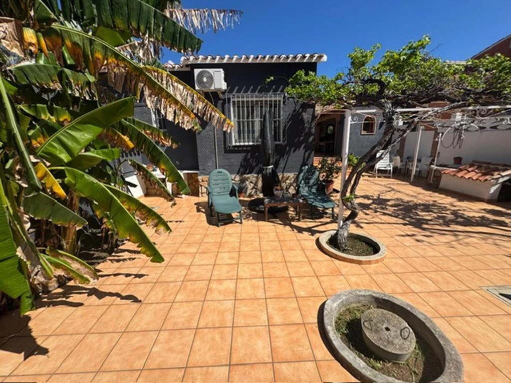 Independent chalet with large plot and private pool in Las Marinas - Dénia