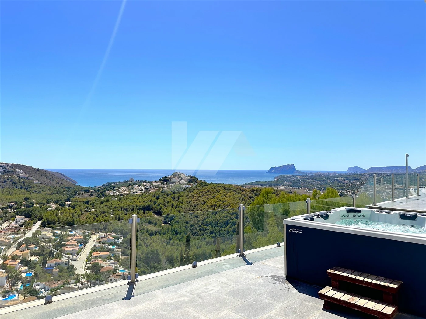 Villa met panoramisch zeezicht te koop in Moraira, Costa Blanca.