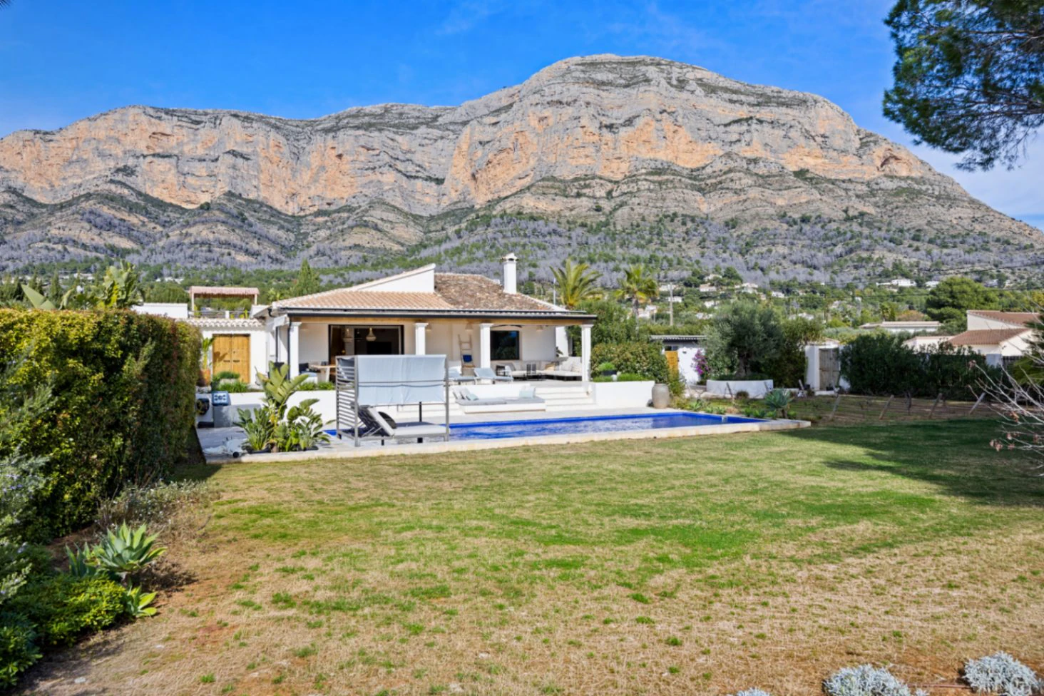 Renovated villa in the Montgo area with a separate guest house.
