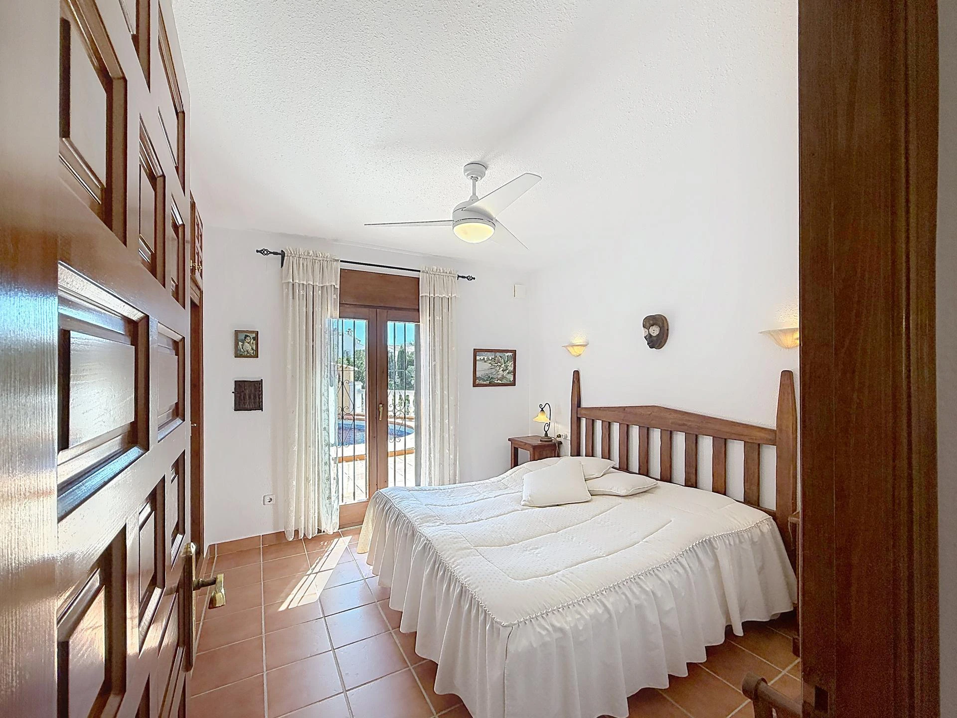 Cumbre del Sol villa with spectacular views of the sea and cliffs.