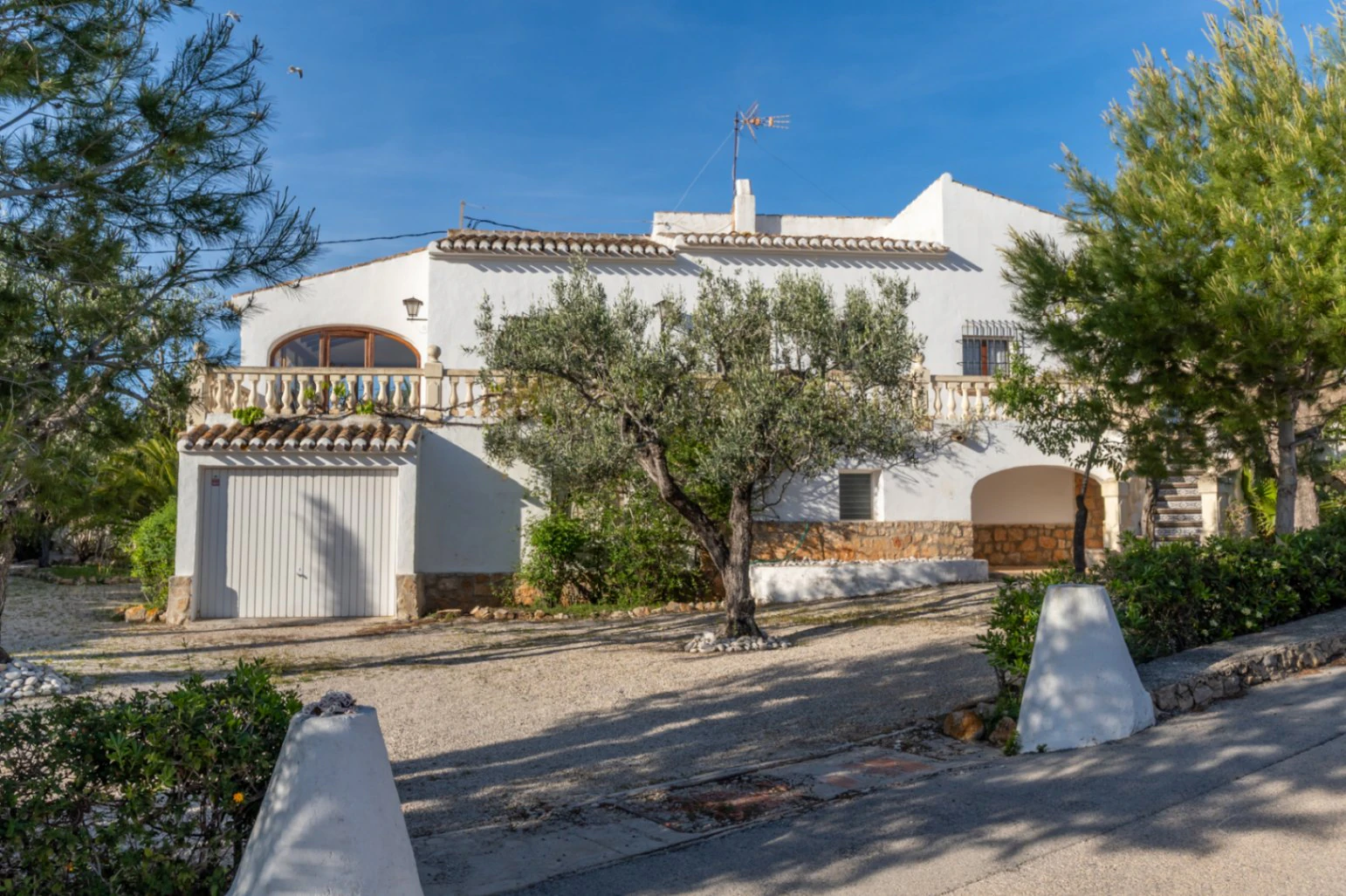 Mediterranean-style villa with stunning views in a quiet area next to Tosalet, Javea.