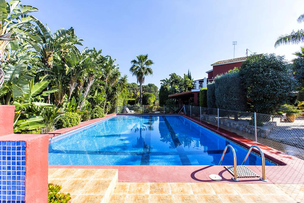 Villa with 2950 m² plot just 700 m from Marineta Cassiana, Dénia