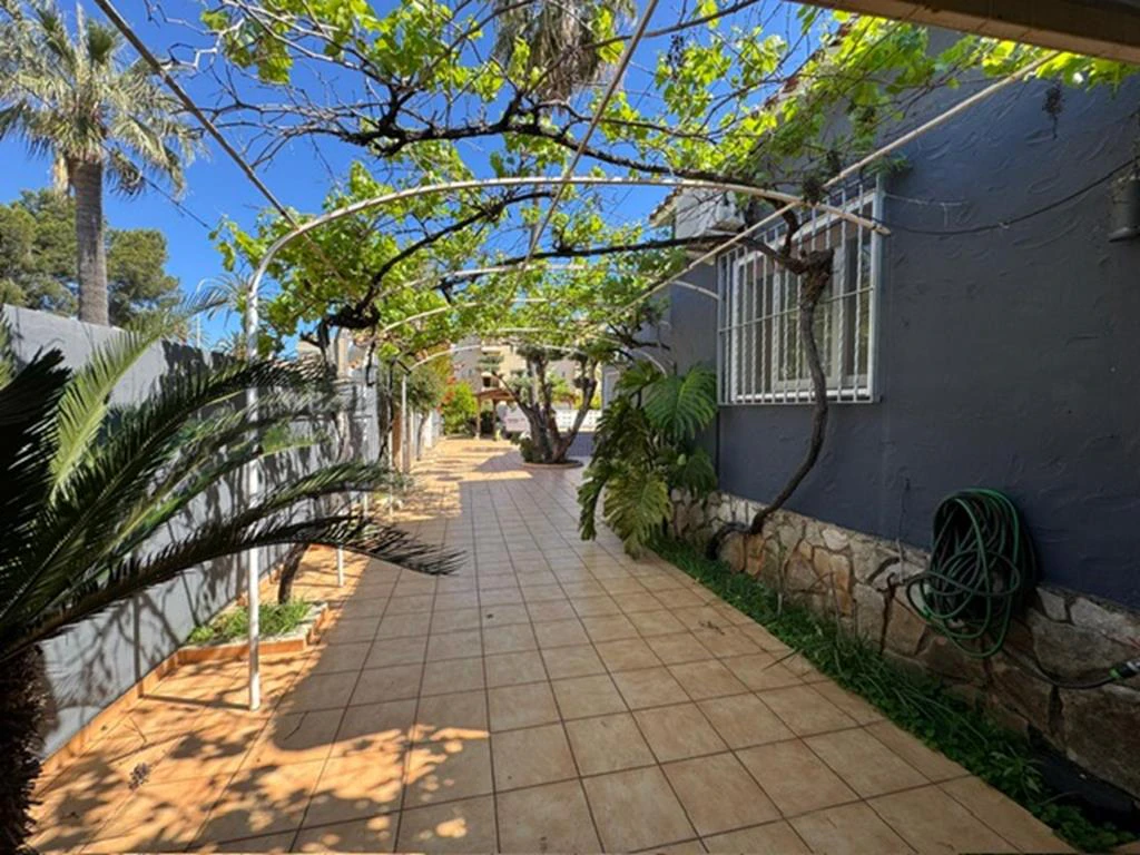Independent chalet with large plot and private pool in Las Marinas - Dénia