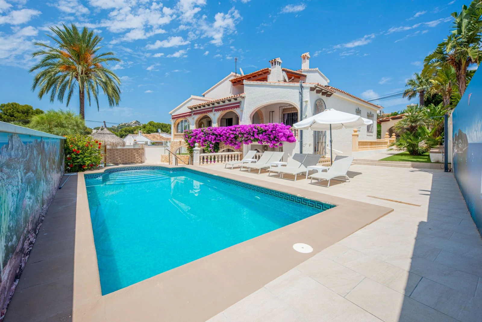 Spacious villa with 7 bedrooms, a step away from the center of Moraira.
