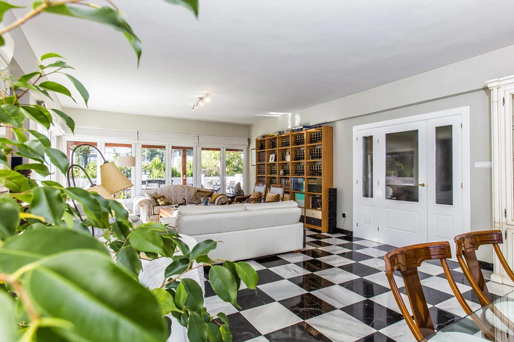 Villa with 2950 m² plot just 700 m from Marineta Cassiana, Dénia