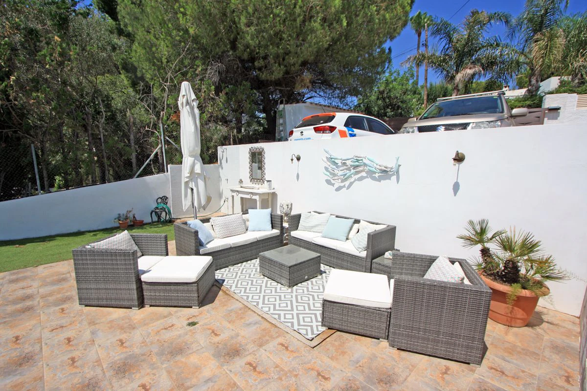 VILLA WITH OPEN VIEWS IN DÉNIA