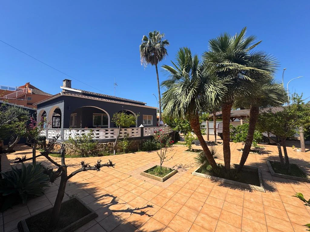 Independent chalet with large plot and private pool in Las Marinas - Dénia