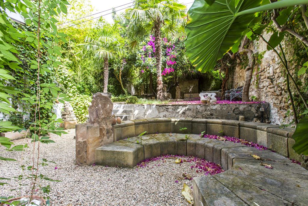 Two-storey town house with extensive interior patio, Dénia