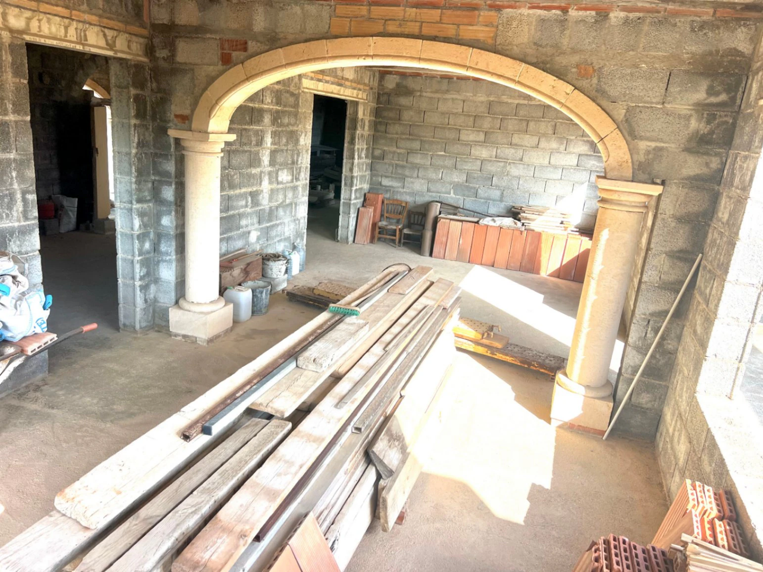Property with a large plot, with a construction to be completed, in a sought-after area of Jávea.