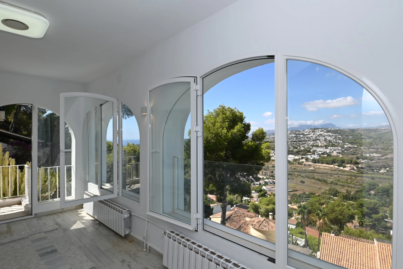 Prachtige Villa Te Koop in Moraira, 7 Slaapkamers