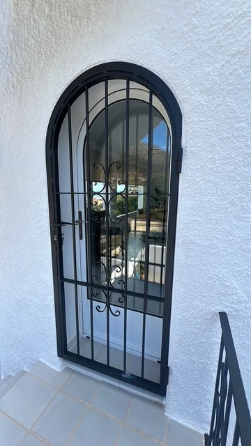 Villa Mediterránea en Maryvilla Calpe con Vistas al Mar, Piscina, Jacuzzi y Apartamento Independiente
