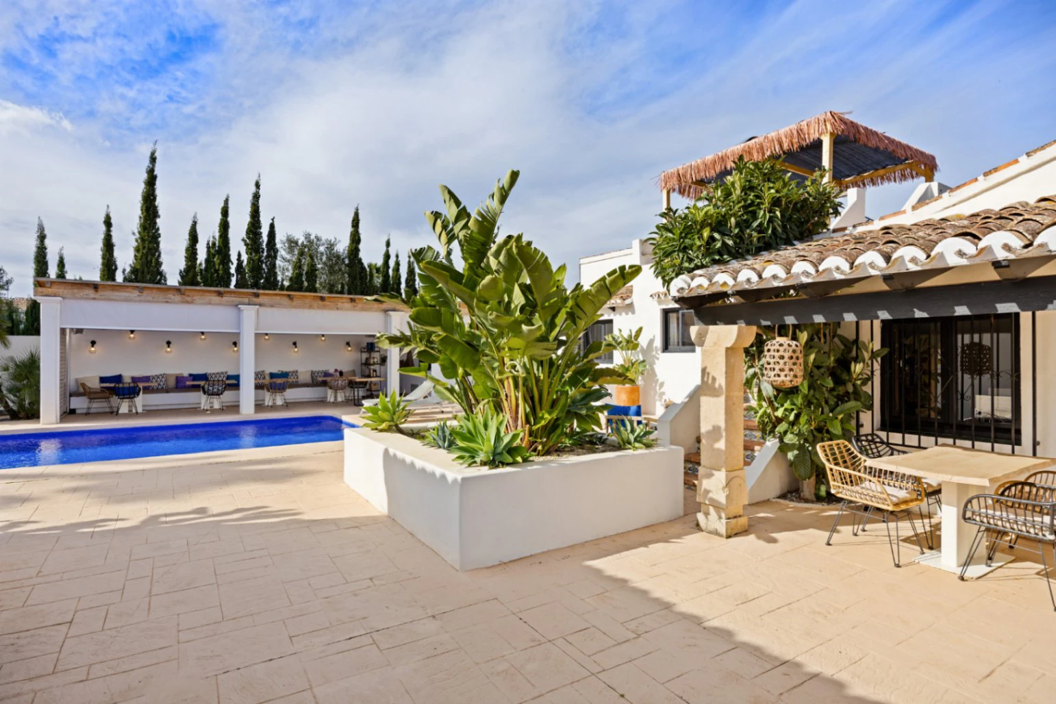 Renovated villa in the Montgo area with a separate guest house.