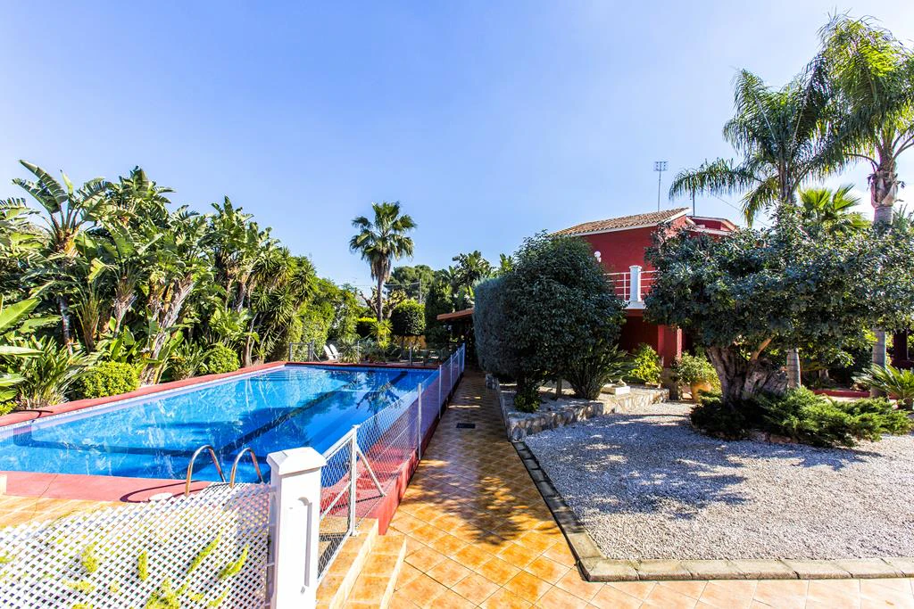 Villa with 2950 m² plot just 700 m from Marineta Cassiana, Dénia