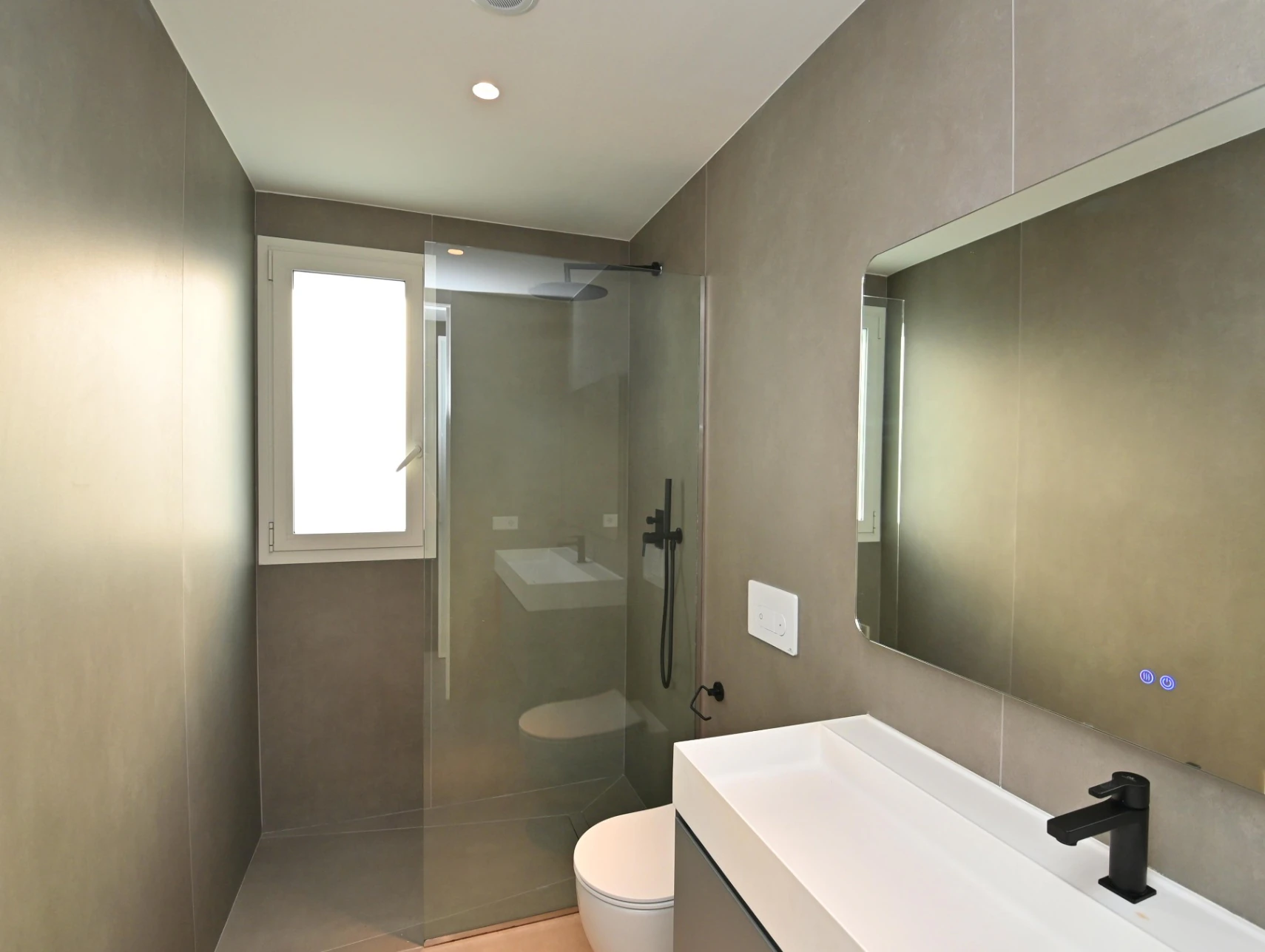 Luxe villa met zeezicht te koop in Moraira