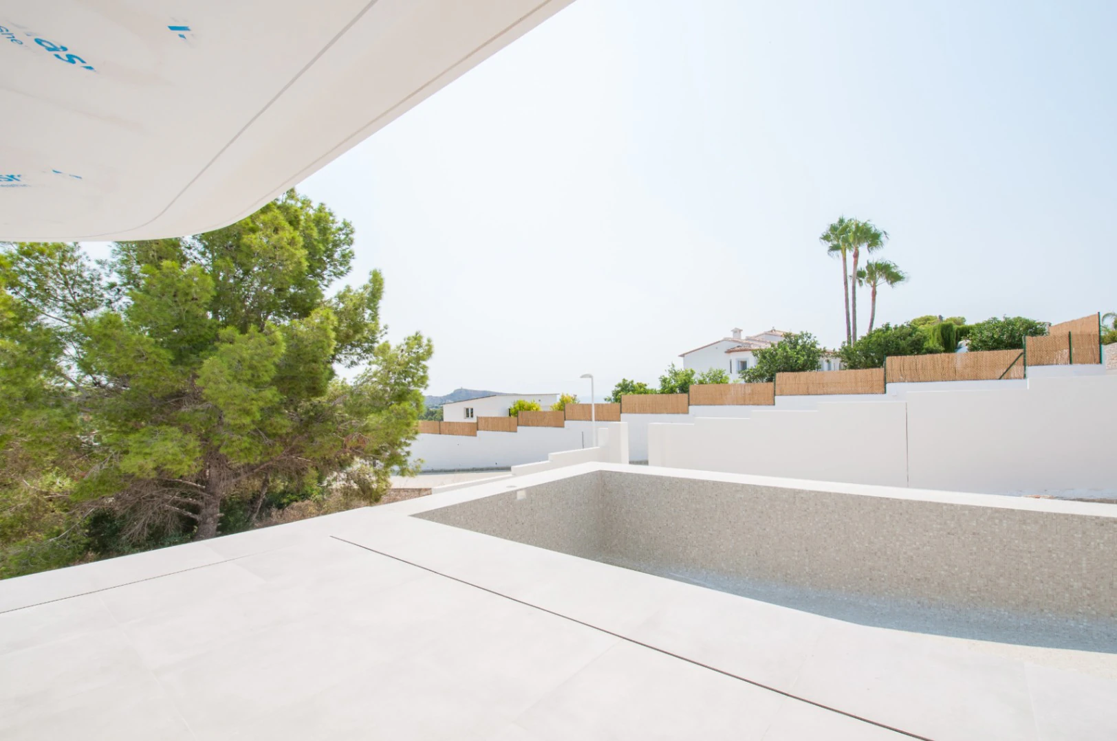Atemberaubende Villa mit freiem Blick auf die Berge und das Meer.