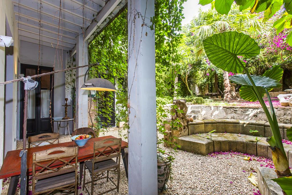 Two-storey town house with extensive interior patio, Dénia