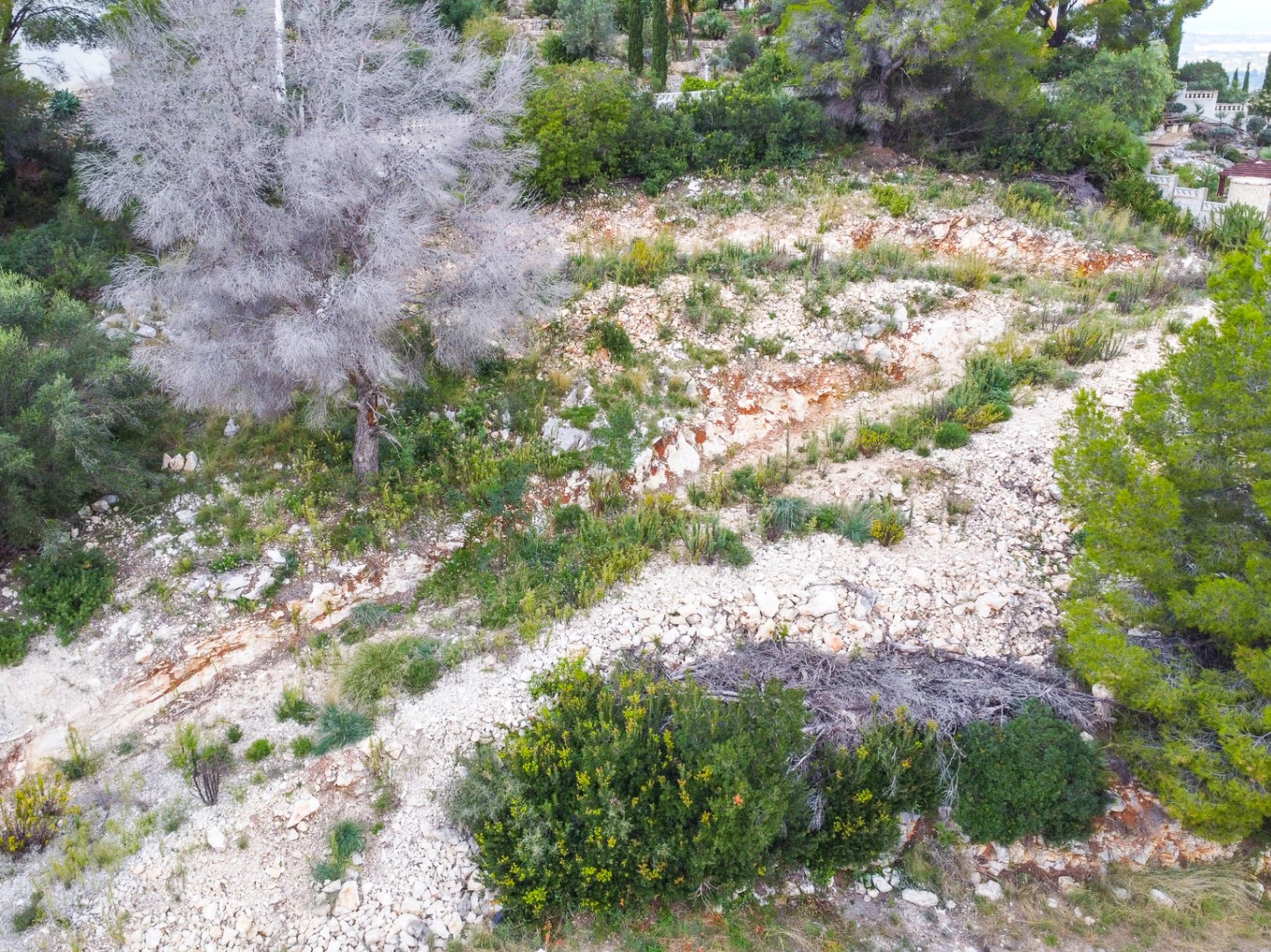 Villa de diseño exclusiva estilo Ibiza en Pedreguer con vistas panorámicas a la montaña.