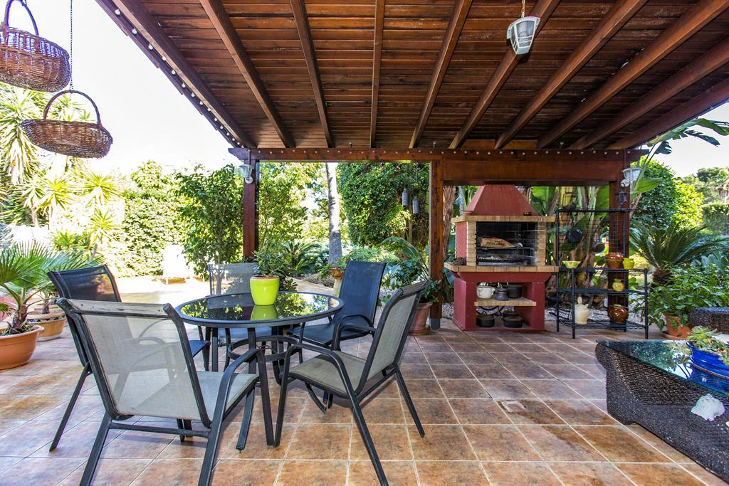 Villa with 2950 m² plot just 700 m from Marineta Cassiana, Dénia