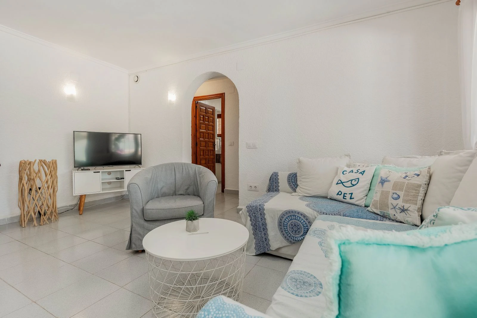 Spacious villa with 7 bedrooms, a step away from the center of Moraira.